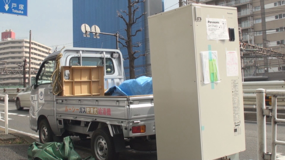 横浜市神奈川区のサロン JEUNO様 新しい電気温水器・パナソニックDH-37G4ZUの運搬